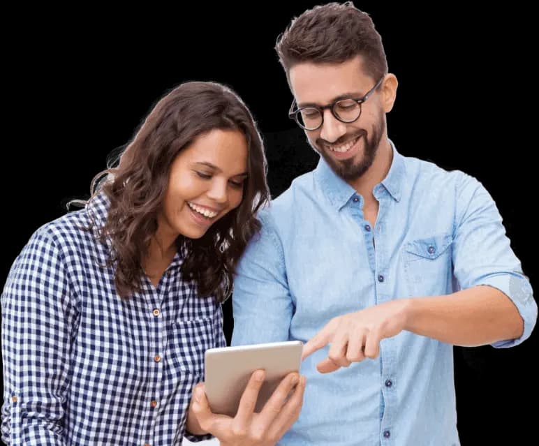 Profissionais analisando juntos os resultados de uma ideia em um tablet