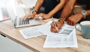 notas fiscais na mão e na mesa confusão na hora de emitir