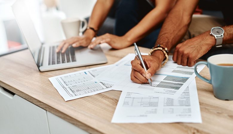 notas fiscais na mão e na mesa confusão na hora de emitir